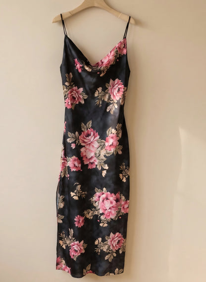 Blommig satinklänning med slits Svart