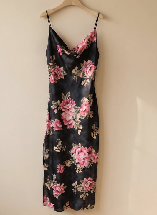 Blommig satinklänning med slits Svart