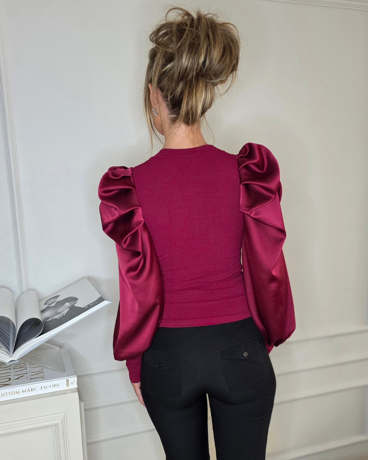 Topp med satin armar Vinröd