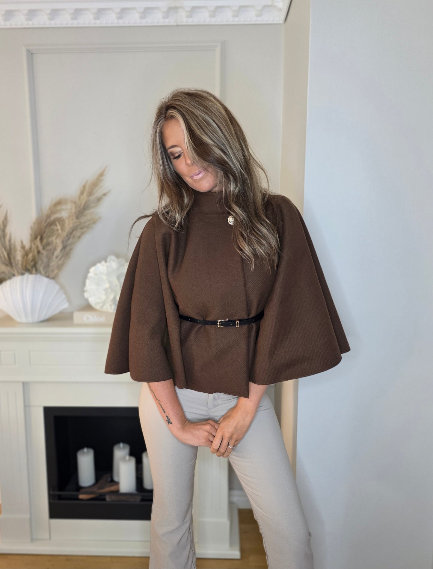 Elegant cape with belt Brun