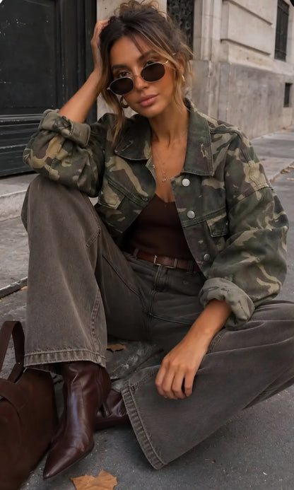 Damjacka med kamouflagemönster i överdimensionerad denim