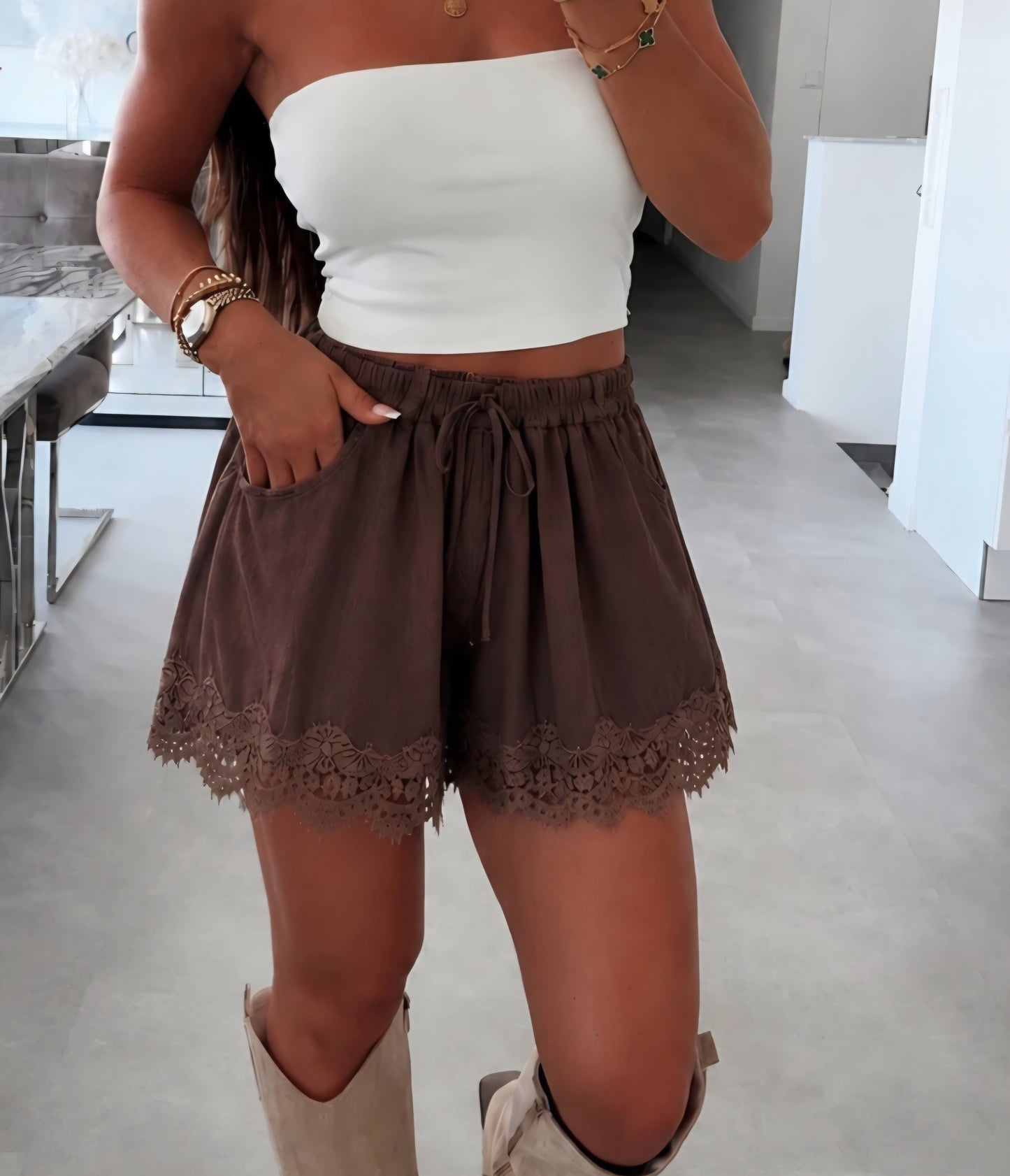 Shorts med spetsdetaljer och fickor Brun