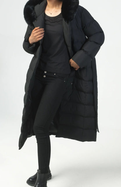 Lång quiltad jacka med huva, fuskpäls och knytbälte