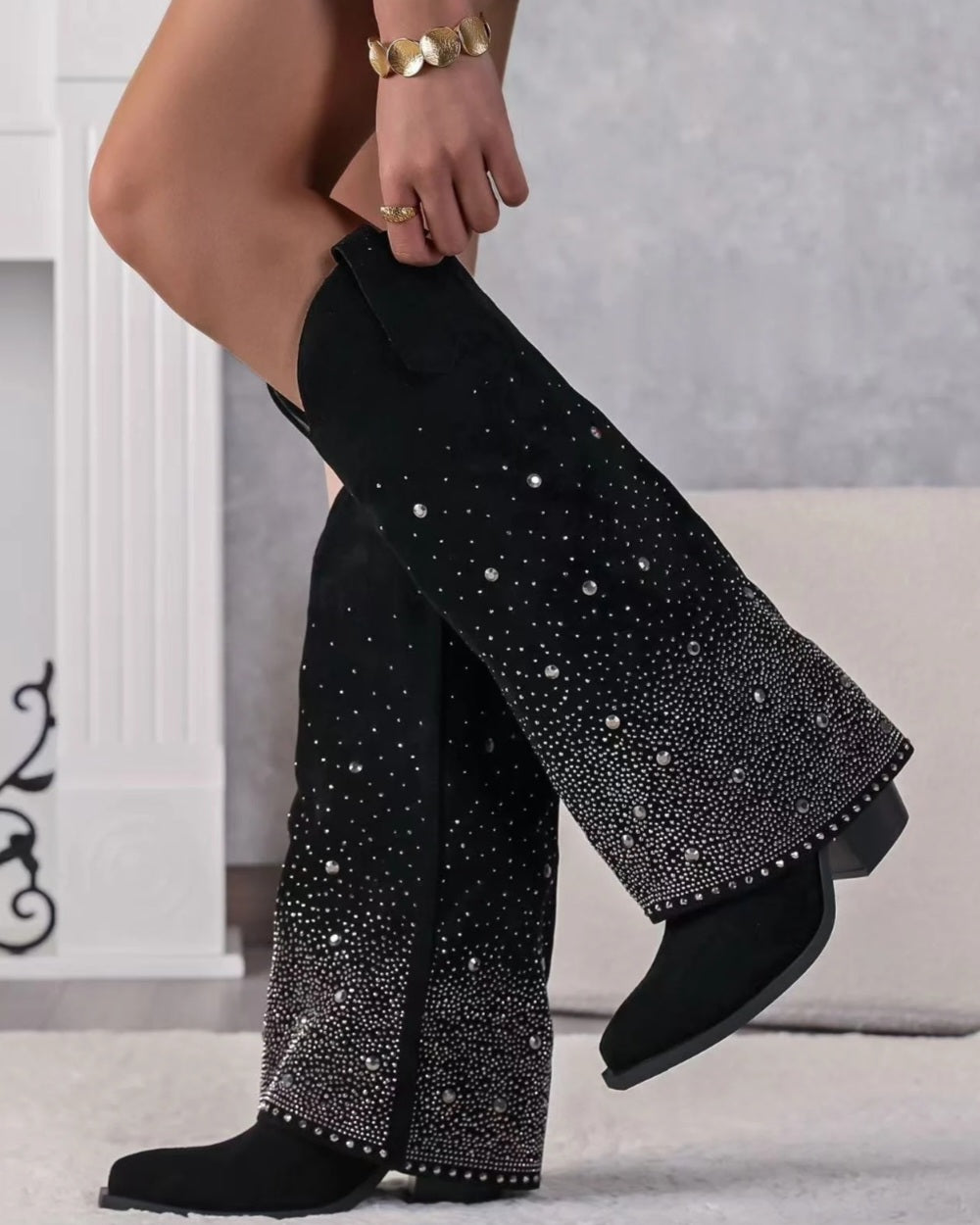 Svarta höga stövlar med strass och låg klack