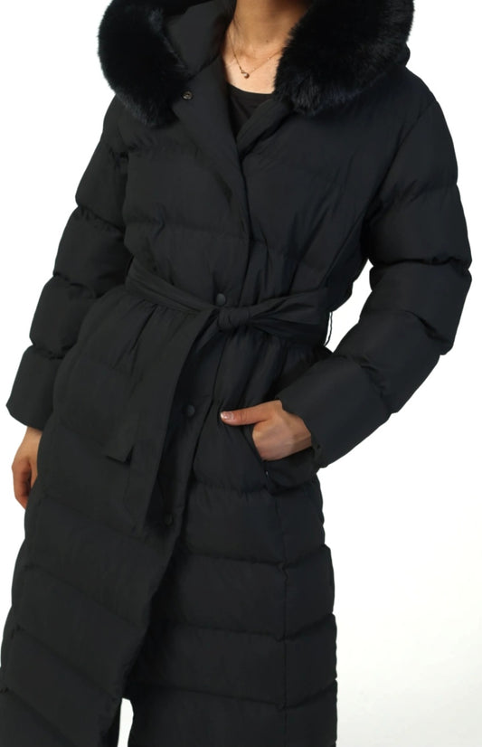 Lång quiltad jacka med huva, fuskpäls och knytbälte