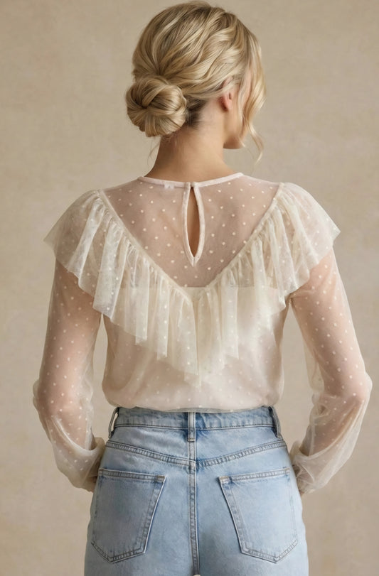 Topp – V-ringad Volang och Prickig Tyll Cream