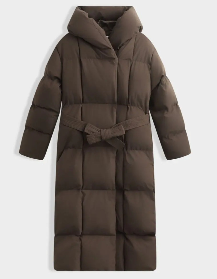 Lång quiltadjacka med bälte, huva Brown