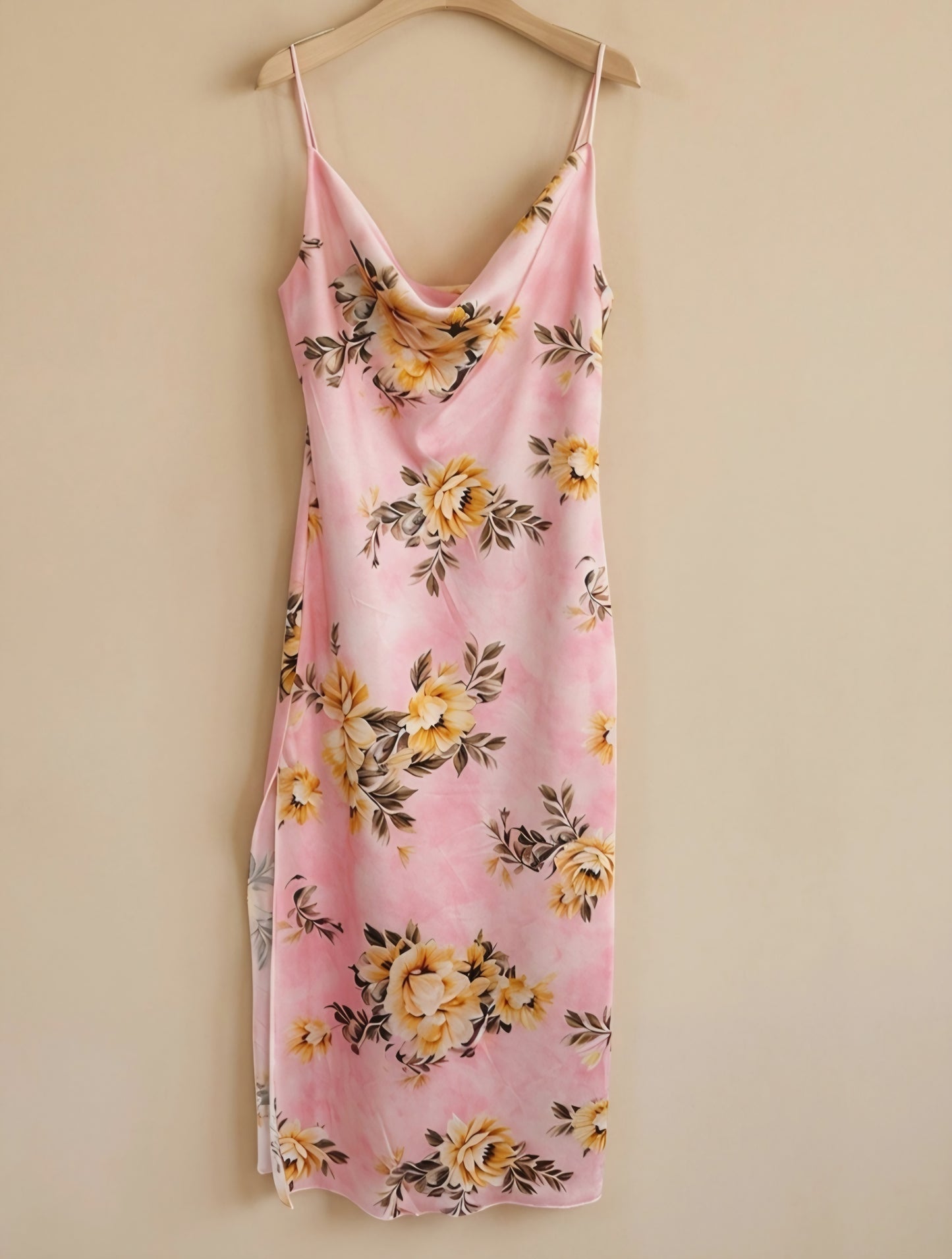 Blommig satinklänning med slits Rosa
