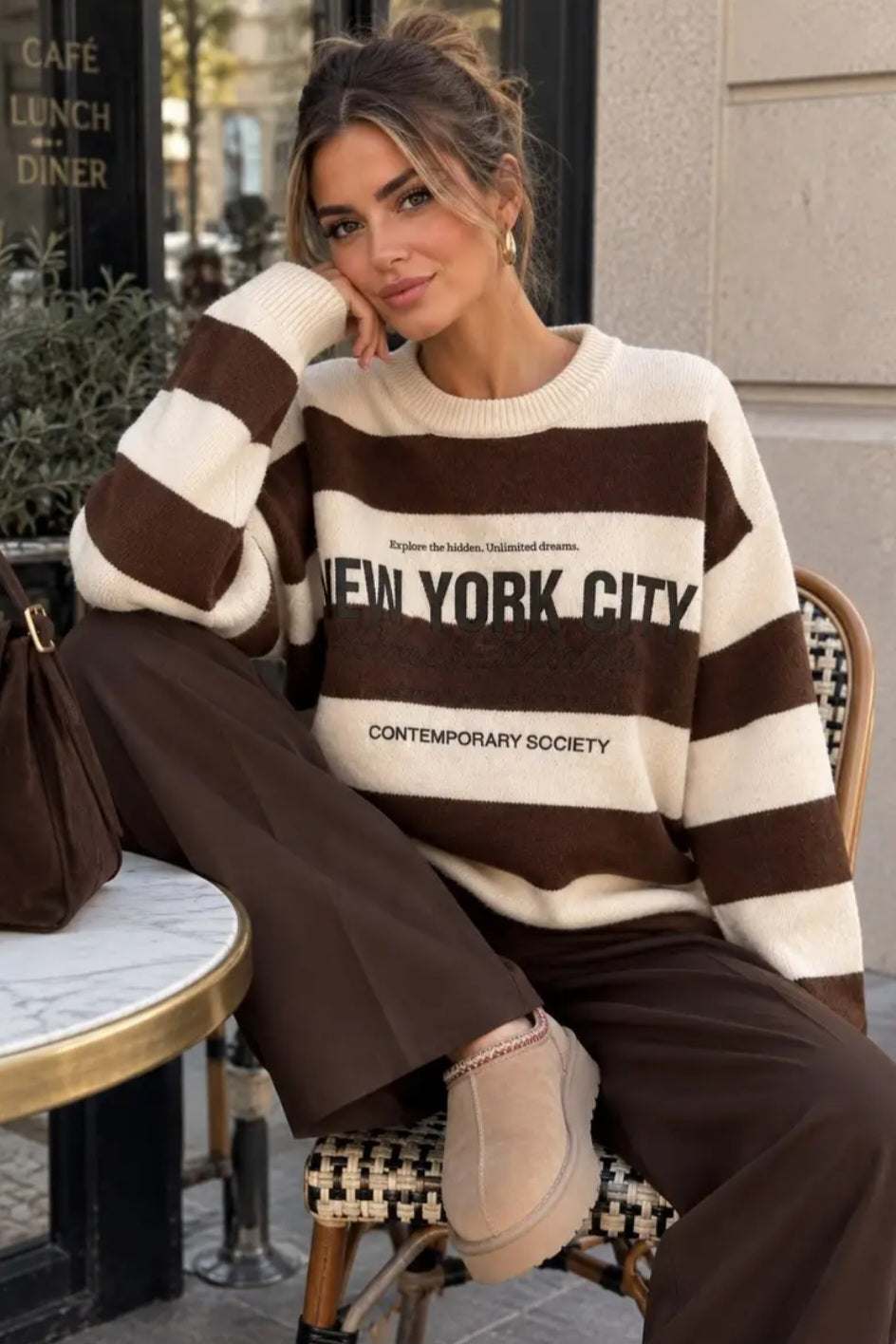 Tröja med överdimensionerade ränder och New York City-tryck Brun