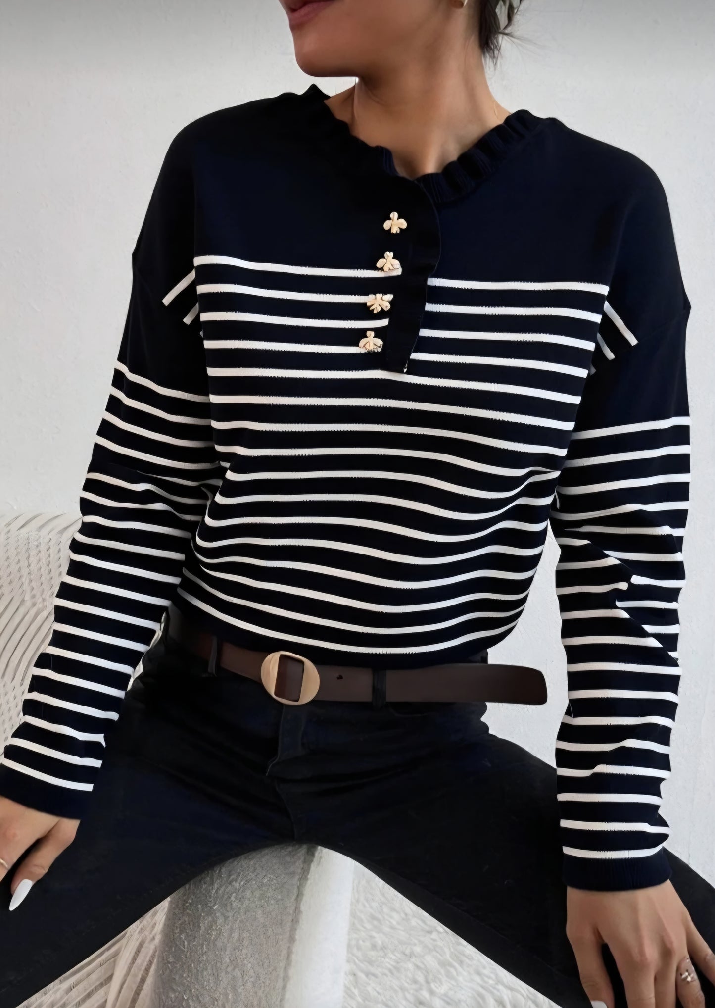 Randig stickad tröja med rynkad krage Svart