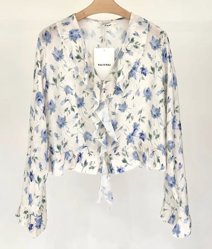 Lätt blommig blus med eleganta volanger Blå