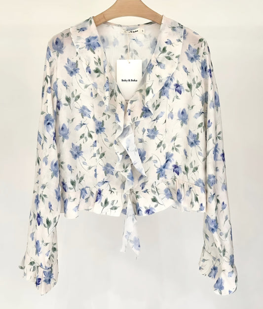 Lätt blommig blus med eleganta volanger Blå
