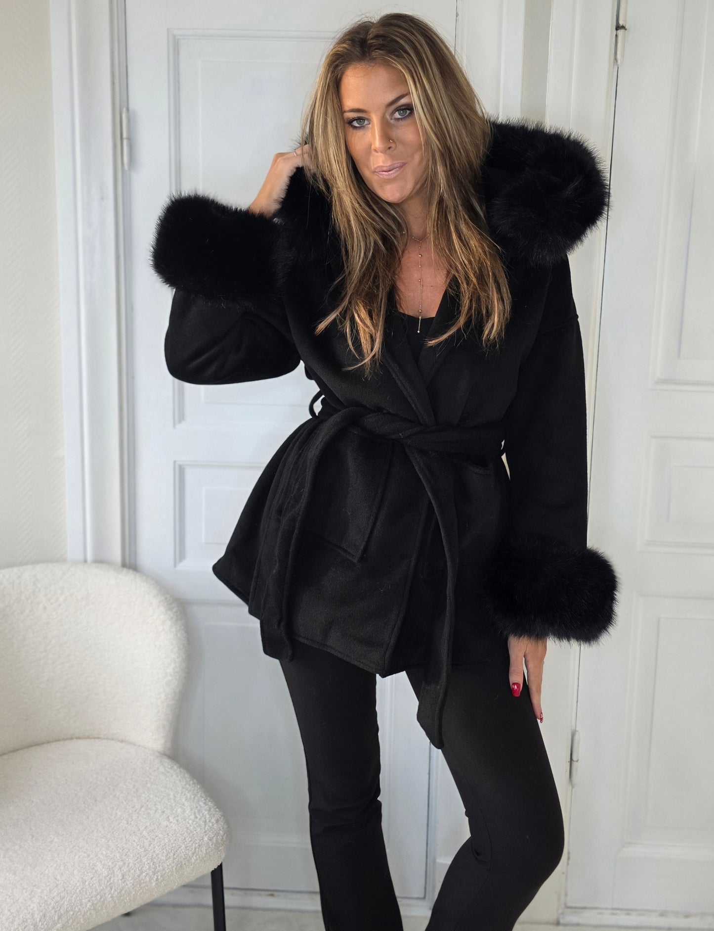 Kappa med fuskpäls och huva Svart