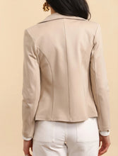 Load image into Gallery viewer, Stretchig figurnära Blazer Beige
