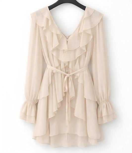 Böljande klänning med volanger Beige