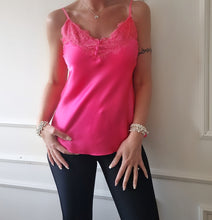 Ladda upp bild till gallerivisning, Linne i satin spets Cerise
