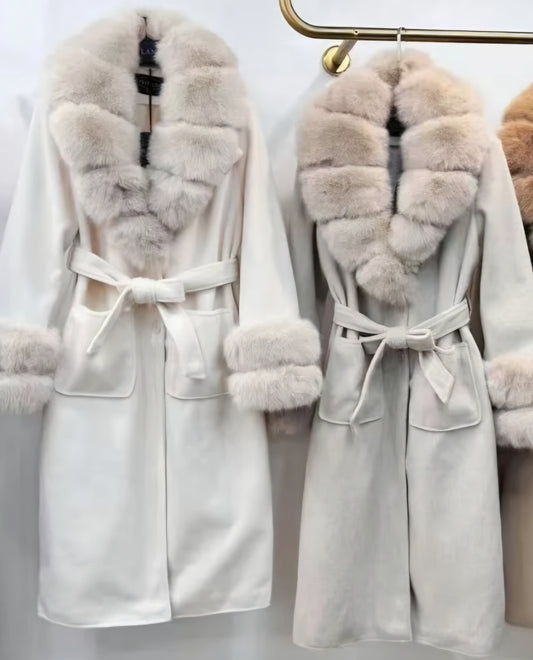 Lång kappa offwhite med skärp, pälskrage