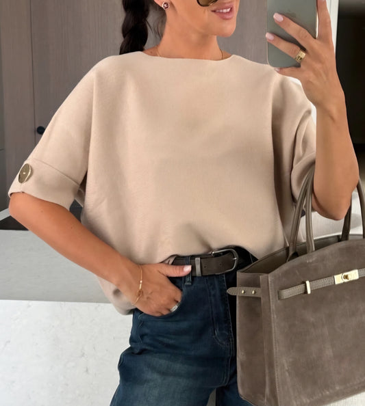 Finstickad t-shirt Beige gyllene knappar