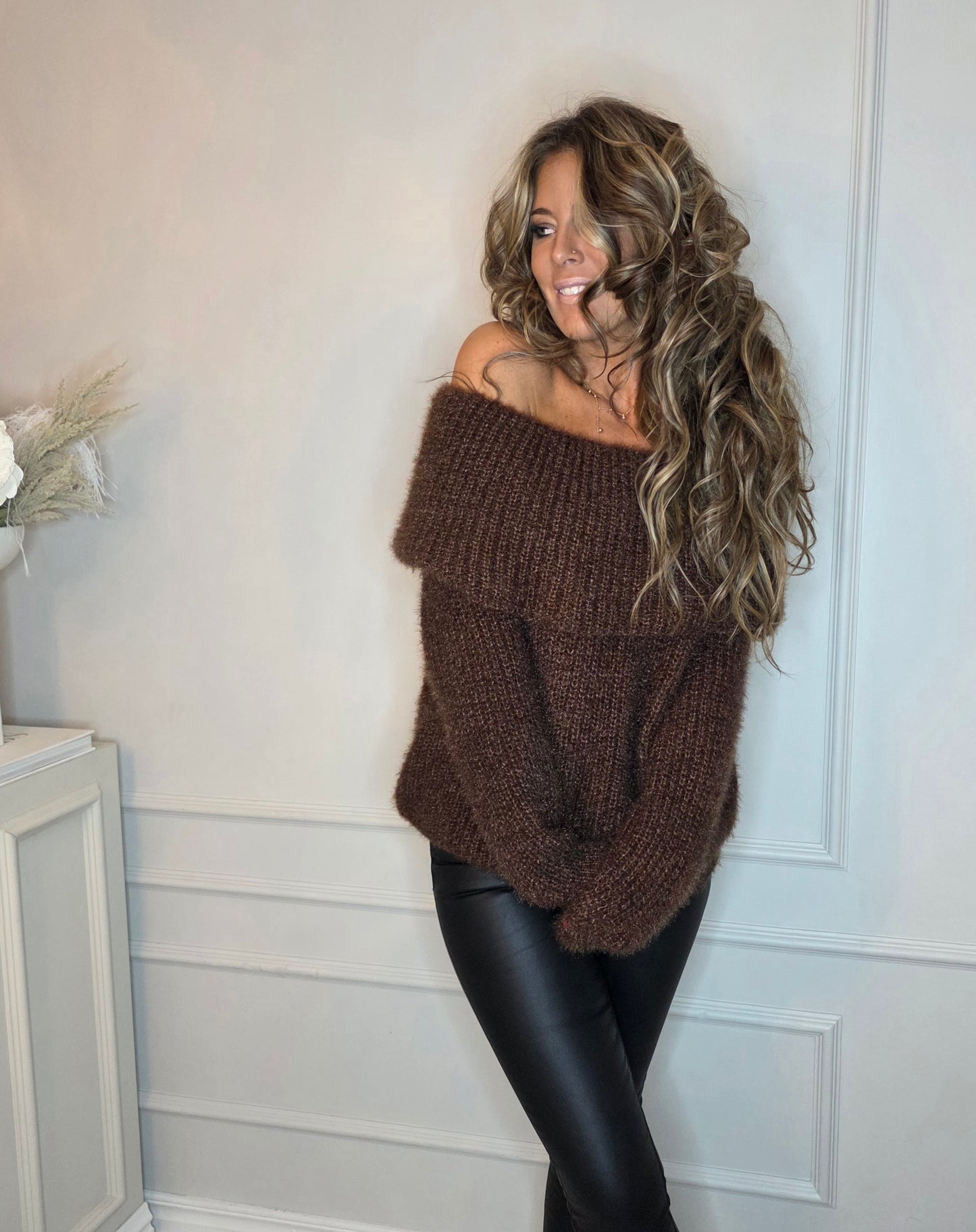 Off shoulder fluffig Tröja Brun