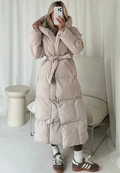 Lång quiltad jacka med bälte Beige