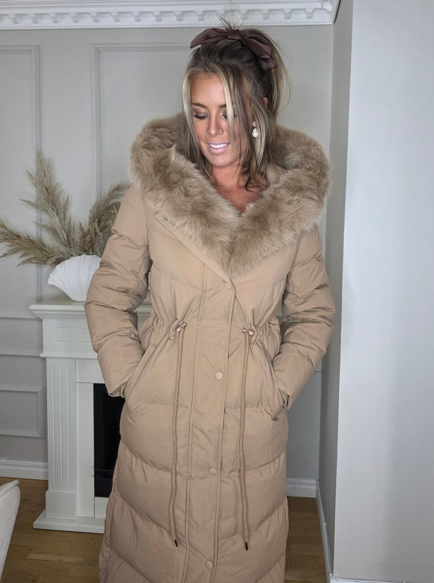 Lång dunjacka Bella med pälsfodrad huva och dragsko Camel