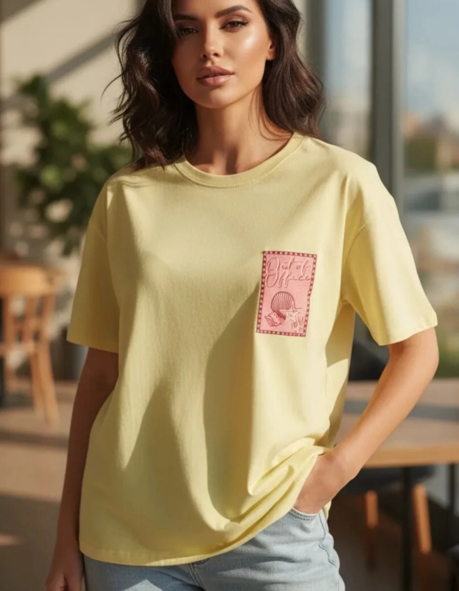 T-shirt med texten "Frånvaro" Gul