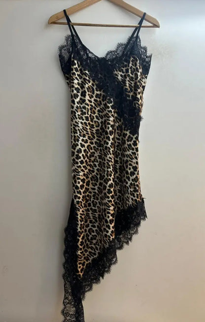 Asymmetrisk satinklänning Leopard