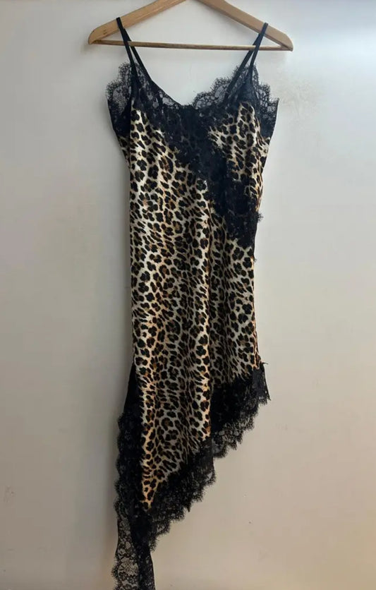 Asymmetrisk satinklänning Leopard