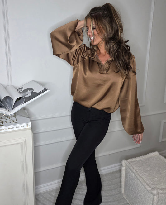 TARA-blus, böljande ärmar Brun