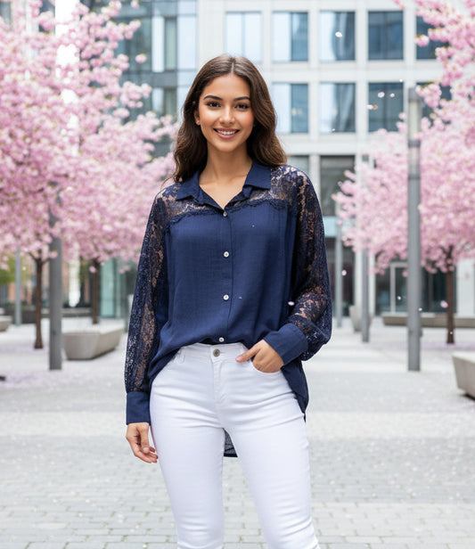 Lätt och böljande viskosskjorta Marinblå