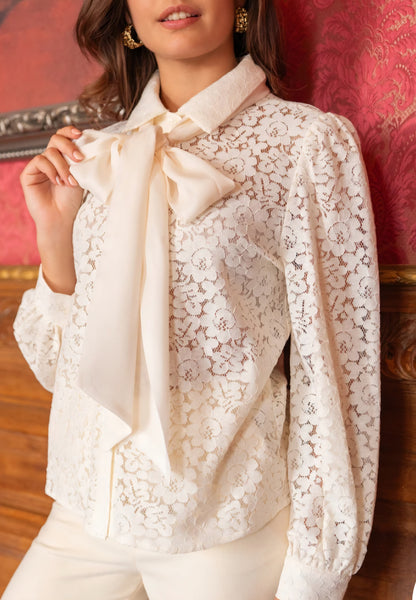 Charlotte spetsblus med avtagbar rosett offwhite