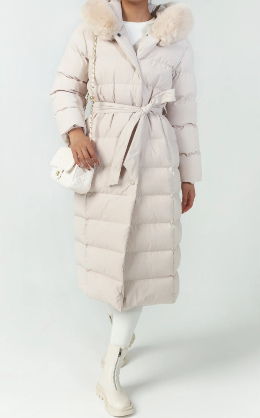Lång quiltad jacka med huva, fuskpäls och knytbälte Beige