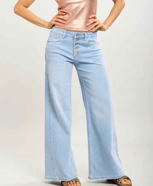 Toxik stretchiga vida jeans med strassknappar