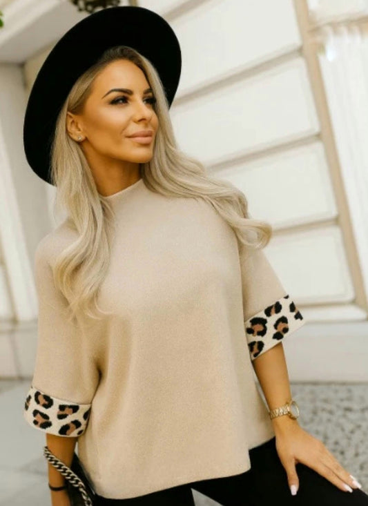 Beige Tröja med leopardmuddade ärmar