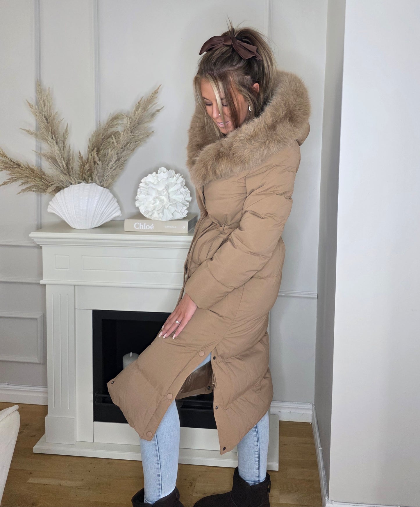 Lång dunjacka Bella med pälsfodrad huva och dragsko Camel