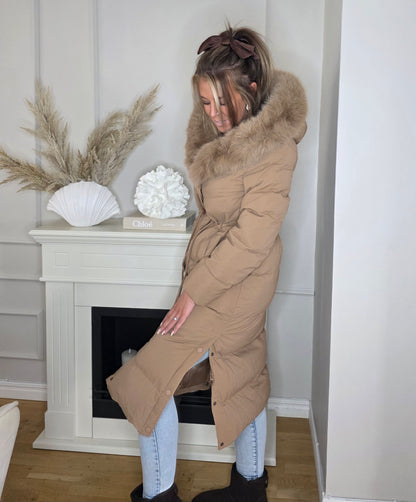 Lång dunjacka Bella med pälsfodrad huva och dragsko Camel
