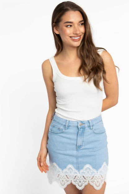 Blå denimkjol med vit spets
