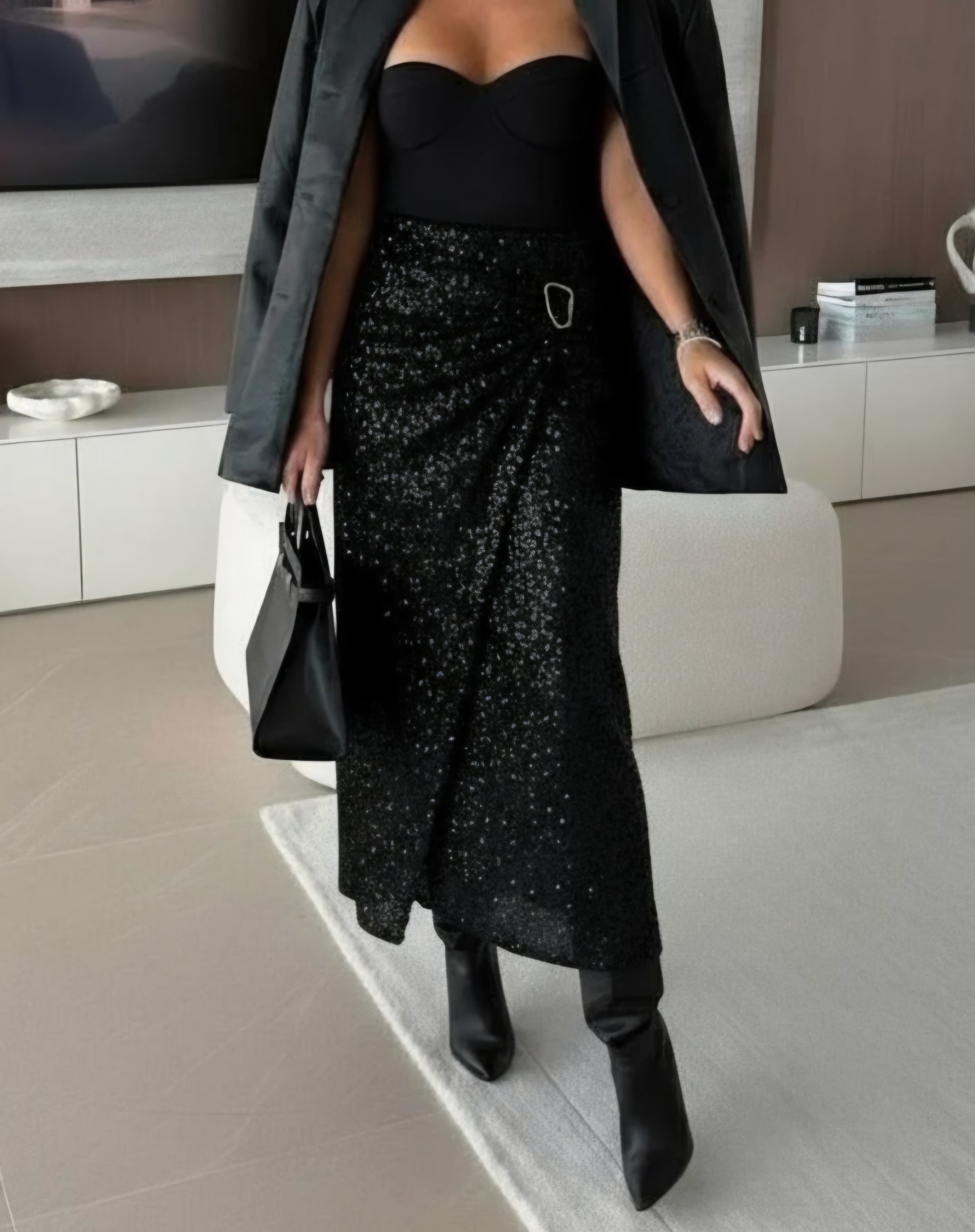 Paljettkjol med resår i midjan och guldfärgad ring Svart