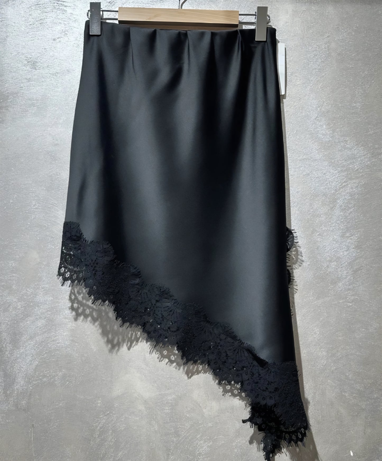 Asymmetrisk satinkjol med spets Svart