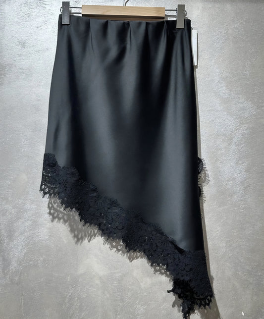 Asymmetrisk satinkjol med spets Svart