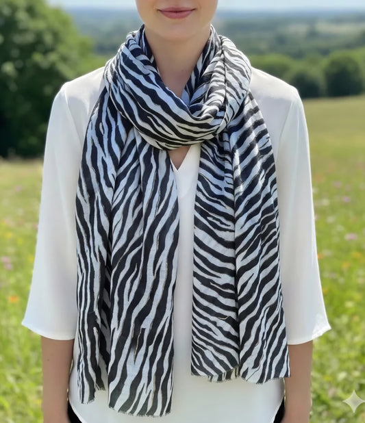 Zebramönstrad halsduk med gulddetaljer Svart