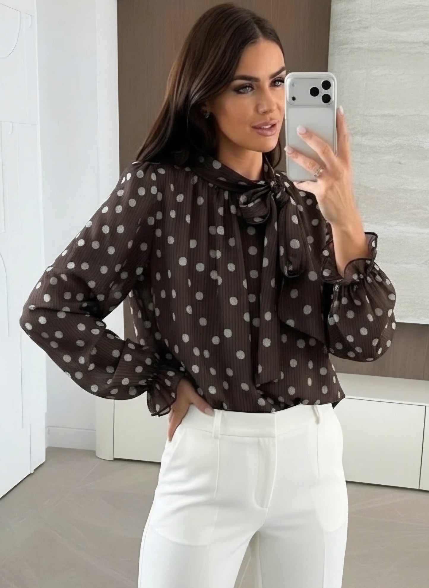 Blus med knytkrage prickar Brun