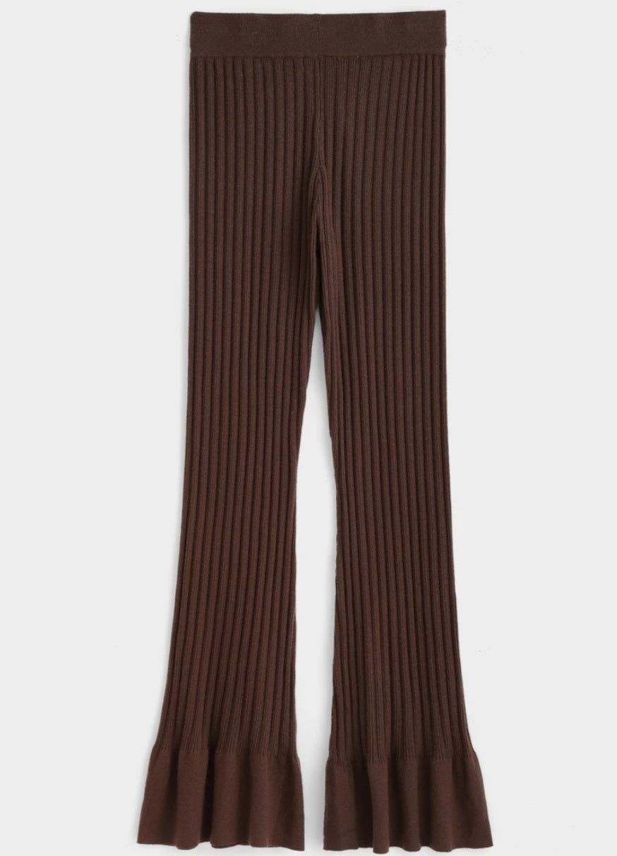 Ribbstickat set med utsvängda byxor och peplumtopp