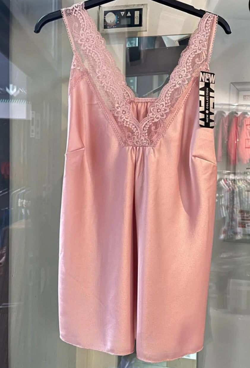 Sarah Topp i satinspets Ljusrosa