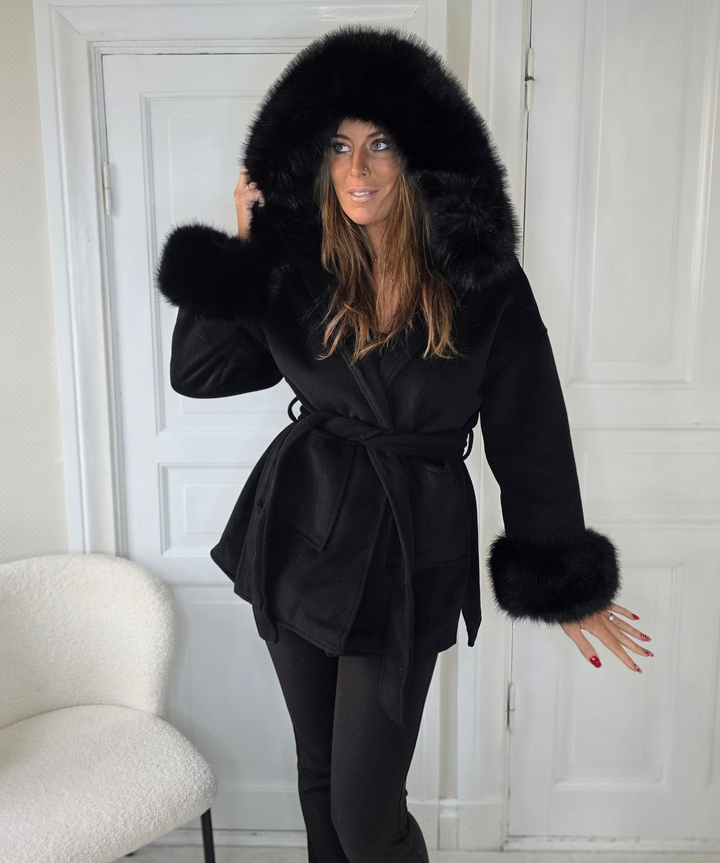 Kappa med fuskpäls och huva Svart