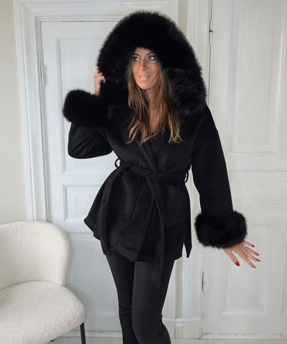 Kappa med fuskpäls och huva Svart