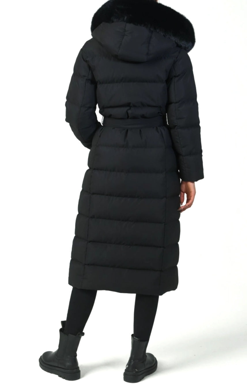 Lång quiltad jacka med huva, fuskpäls och knytbälte