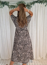 Load image into Gallery viewer, Klänning Annie Zebra svart/brun
