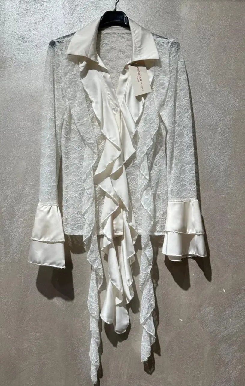 Spetsskjorta med satindetaljer