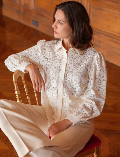 Charlotte spetsblus med avtagbar rosett offwhite